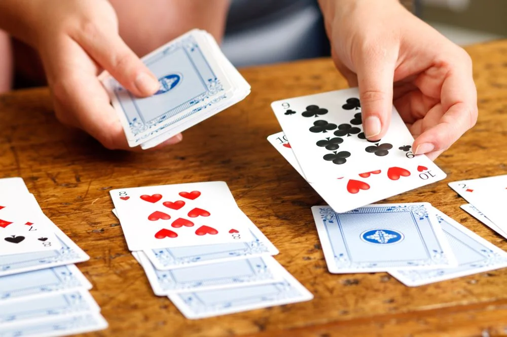 【初心者必見】カードゲーム「ダウト」のルールとテクニック集